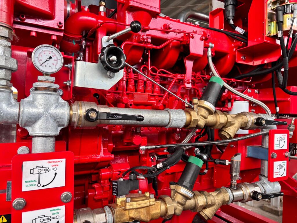 Detailaufnahme einer stationaeren Loeschanlage mit Ventilen, Manometern und Leitungen, technische Kontrolle durch Sachverstaendiger Loeschanlagen