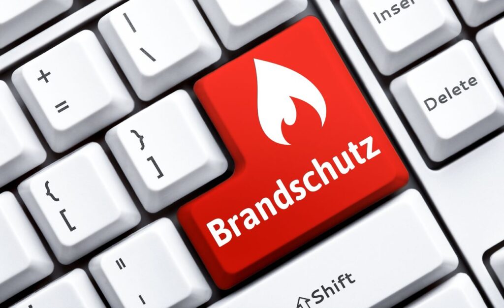 rote Taste mit Aufdruck Brandschutz auf Computertastatur, Symbol fuer digitale Systeme und Sachverstaendiger Loeschanlagen