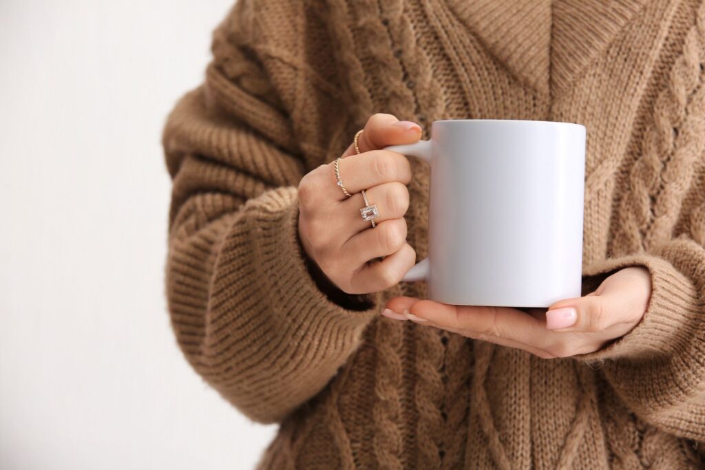 Weiße Tasse in der Hand, ideal für personalisierte Etiketten und kreative Drucklösungen