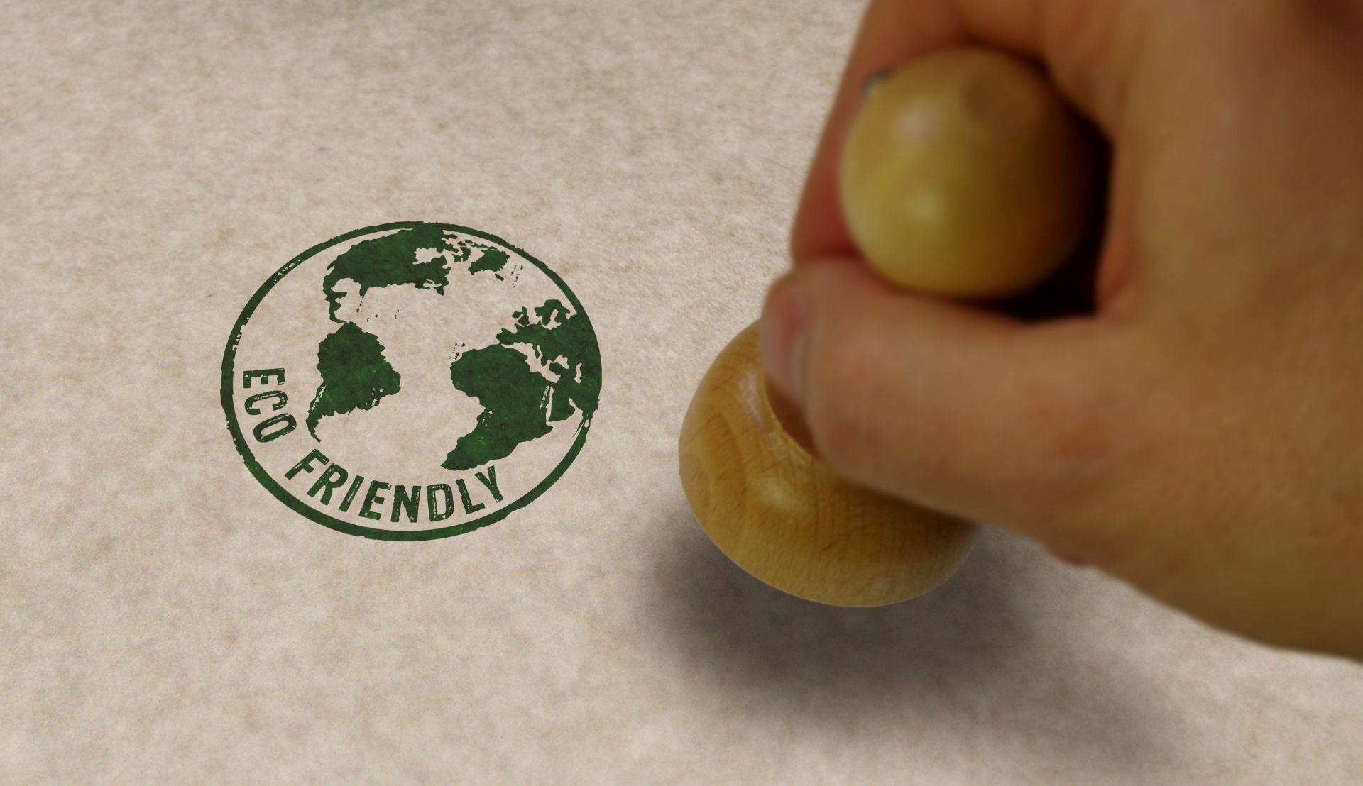 Stempel mit Eco-Friendly-Symbol auf Recyclingpapier für umweltbewusste Etiketten